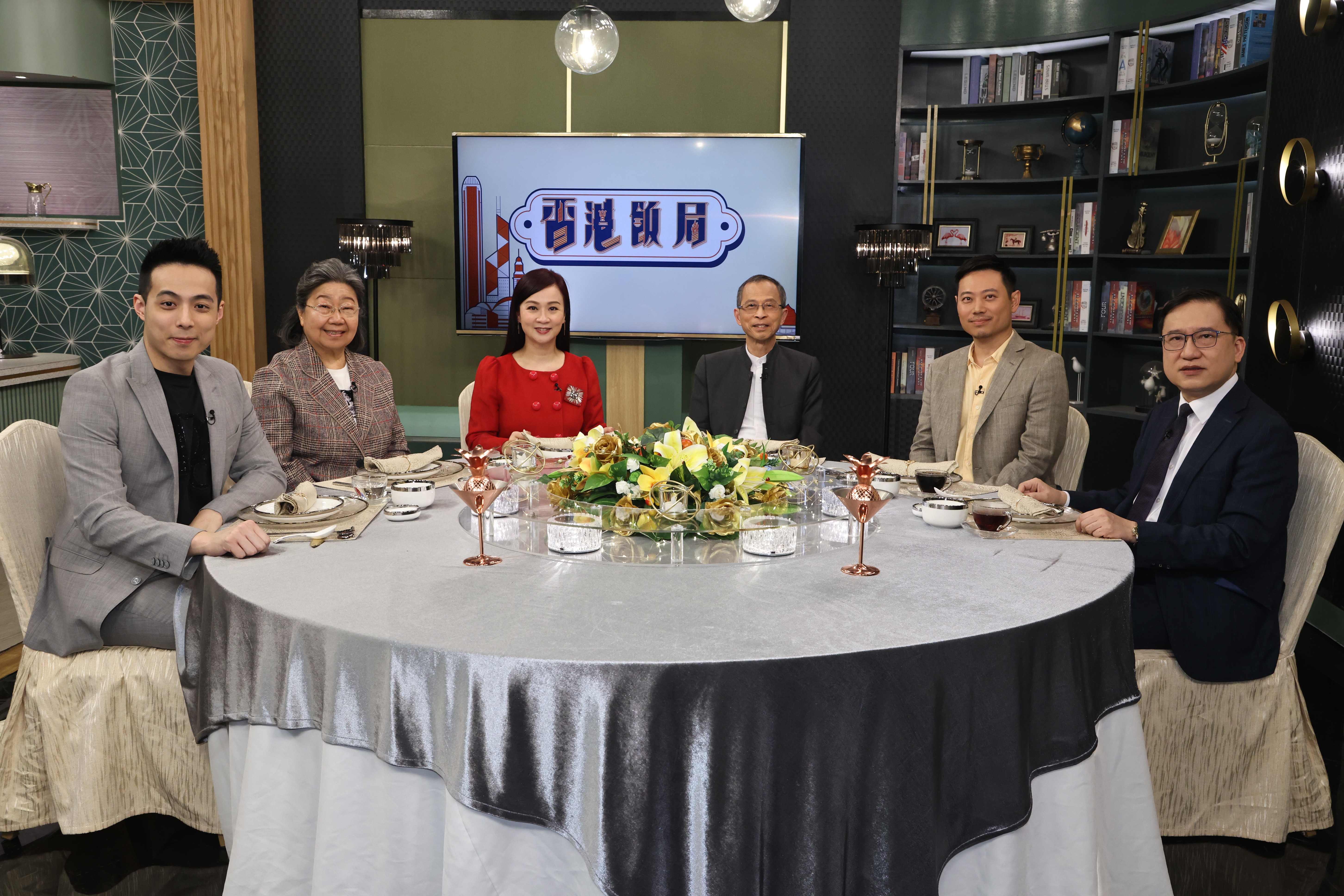 第七集邀請到醫學及衛生服務界選委梁世民（右1）、 廣東省核電安全諮詢委員會主席曹王敏賢（左2）及補習社校長韋文傑（左1）擔任嘉賓。