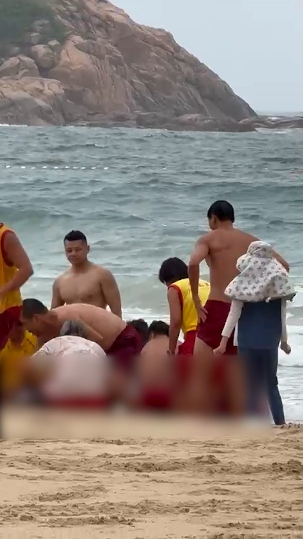 救生員隨即為他進行心外壓急救。 （觀眾提供影片截圖）