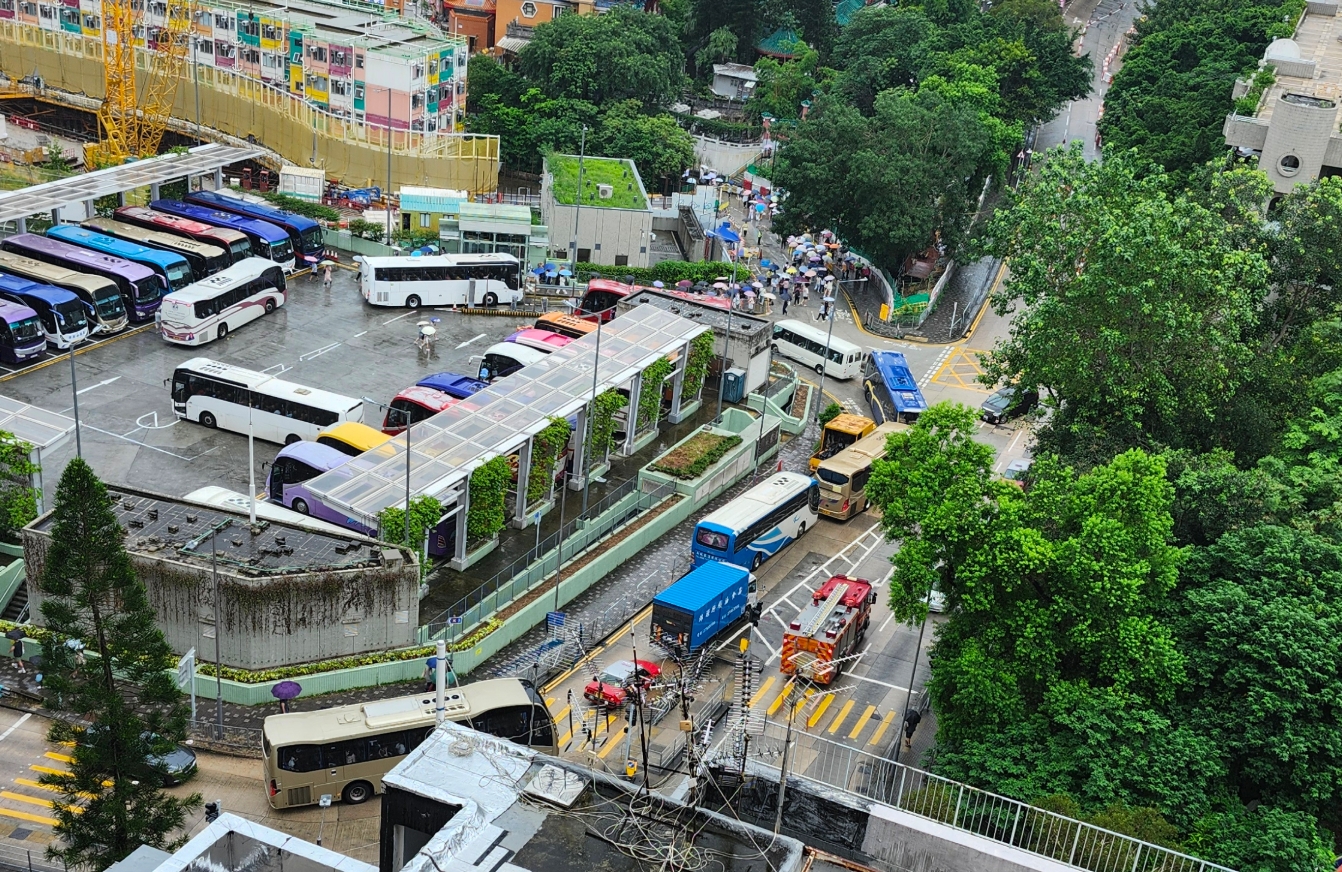 東張西望報料｜黃大仙廟旅遊巴逼爆停車場入口　消防車被迫逆線通過　居民報《東張》望政府解決 （觀眾李先生報料）