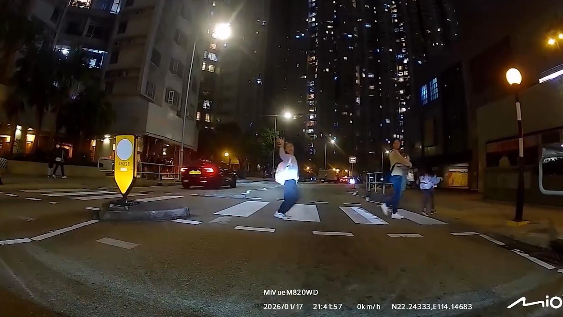 車Cam直擊｜細路過斑馬線「鞠躬多謝」再揮手　司機讚有愛：終於遇到