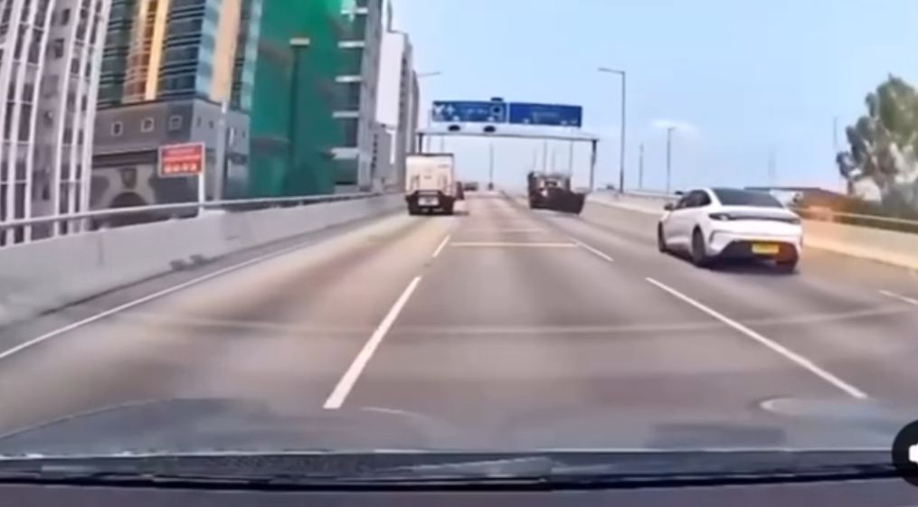 西環天橋勾斗車誤跌梳化落地後車險中