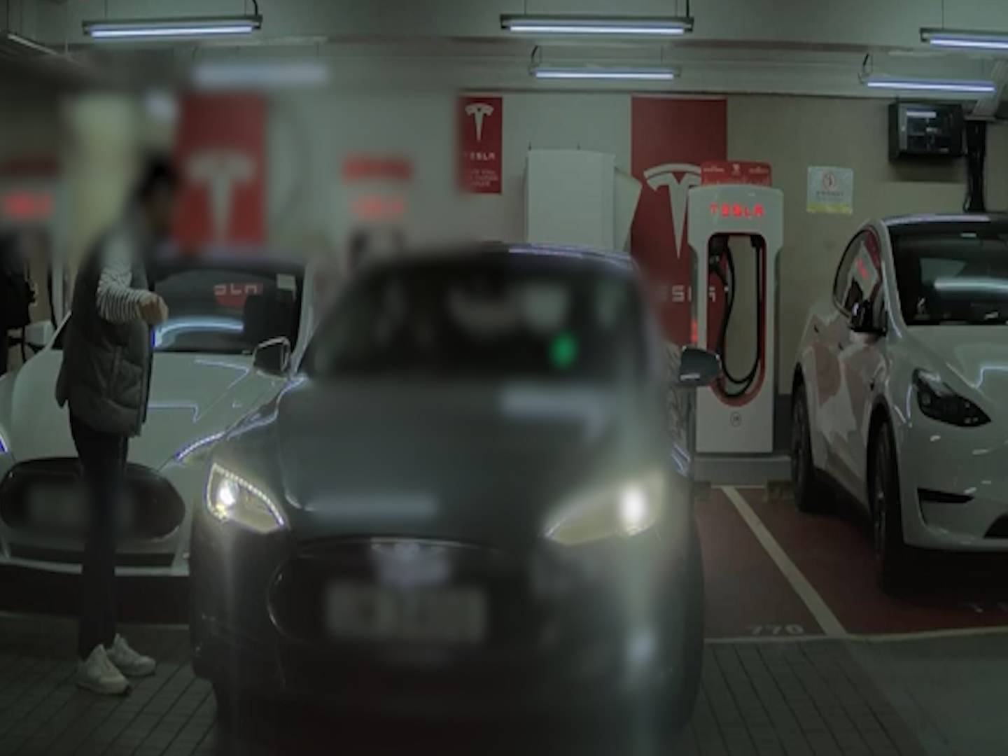 Tesla女司機停車場泊車有人睇實都揩花對面