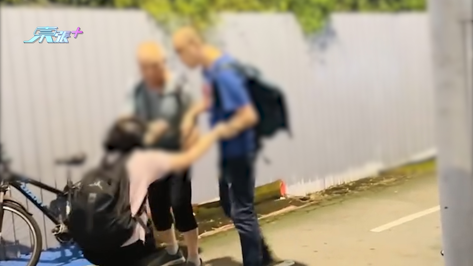 港母親當街跪地哀求兒子停止爭吵　被趕仍死纏獲網民大讚