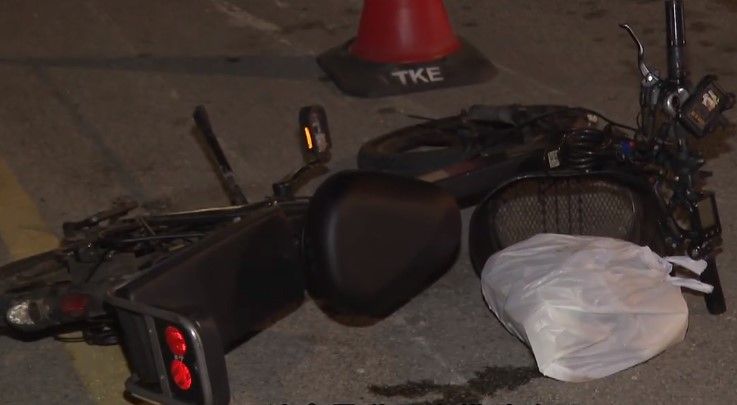 九龍城外賣男電動單車撞警員及警車