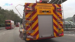 屯門公路兩車疑撞現場救援消防車兩人傷 往荃灣方向交通一度擠塞