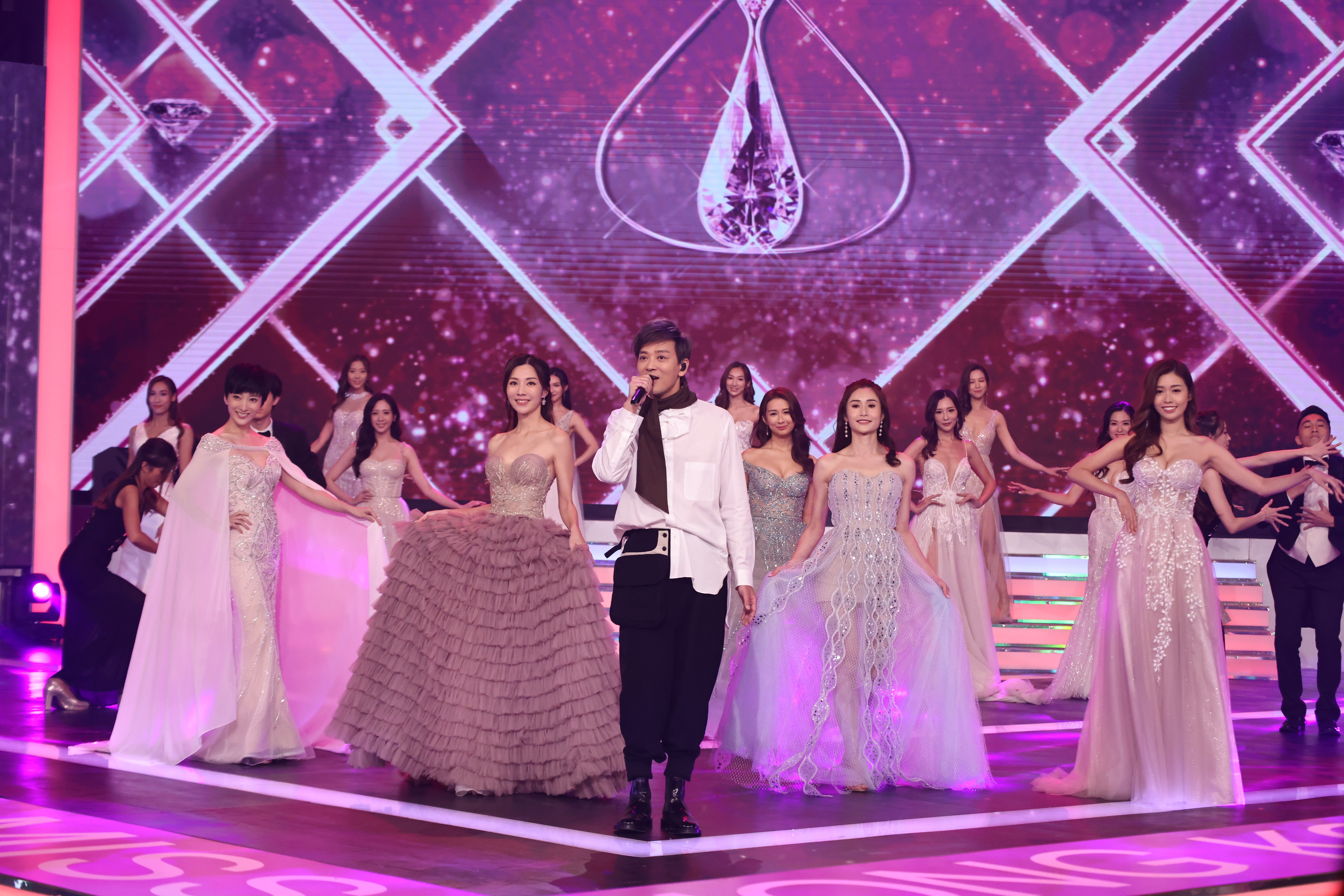 陳曉東於節目開首嘅表演華麗又隆重。