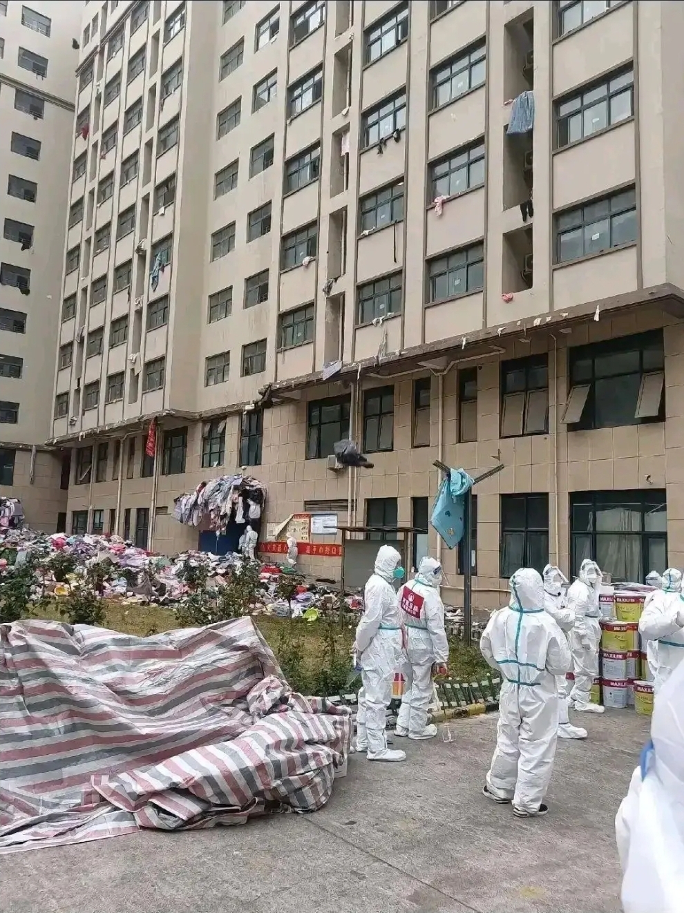 鄭州富士康曾爆疫情，目前廠內仍見身穿防護衣人士留守。網絡圖片