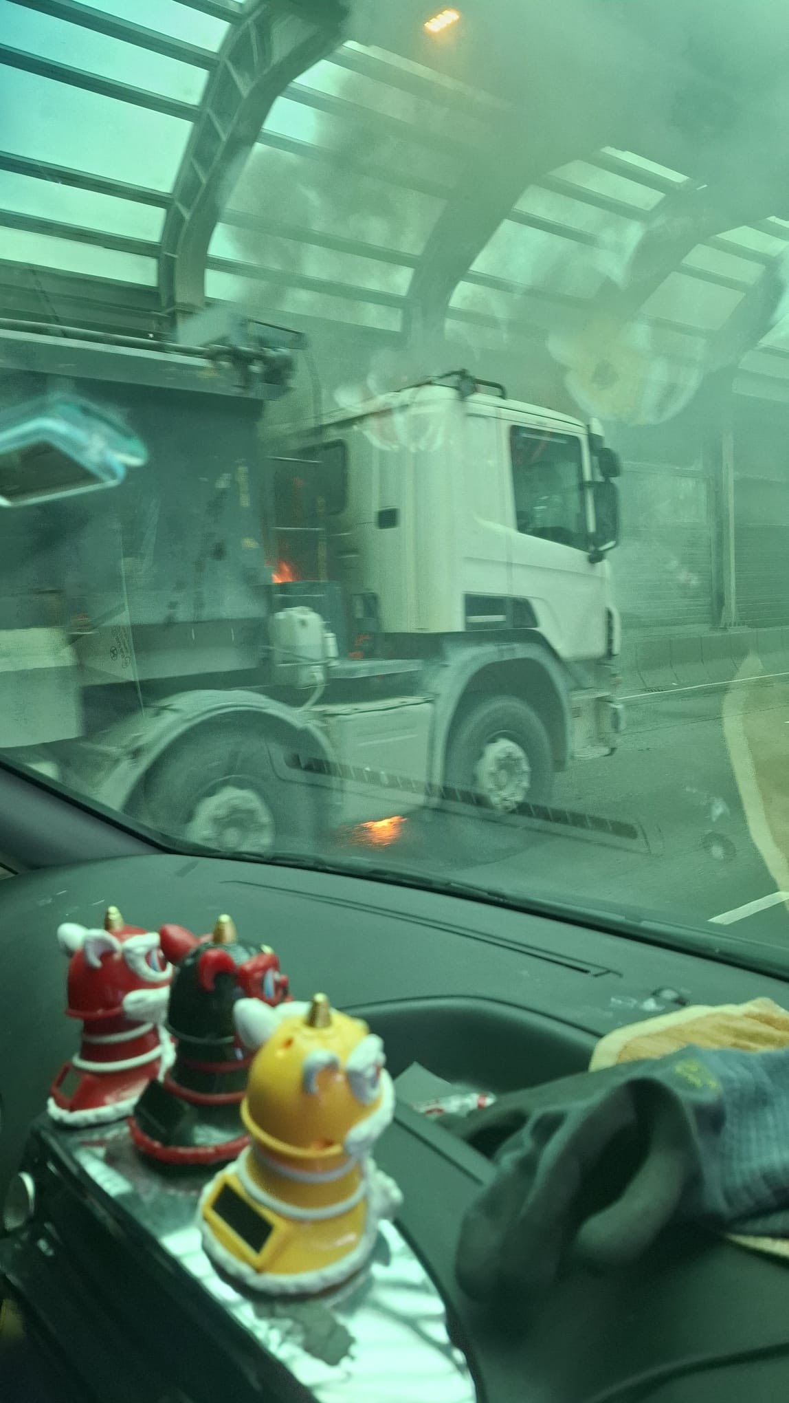 屯門公路泥頭車突起火焚燒　往九龍方向交通受阻　網民：以為拍緊爆炸場面 (FB@車cam L（香港群組）)