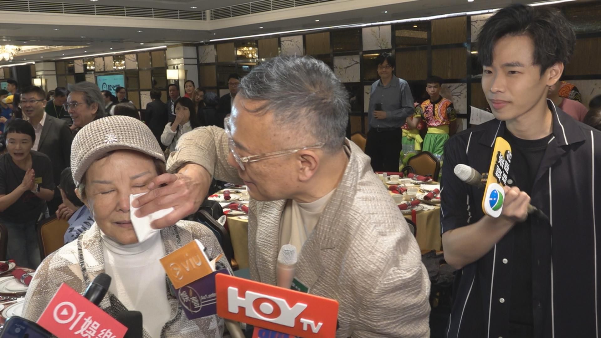 80歲白韻琹精靈現身應對敏捷 姜卓文參加《女神》父母持開放態度 - 東張+