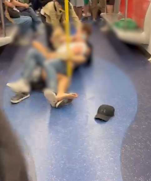 東張西望報料｜黑雨港鐵屯馬線爆MMA　3人混戰玩「碌地沙」　乘客爭相走避