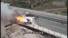 安徽兩貨車相撞 其中一輛貨車起火爆炸一人傷