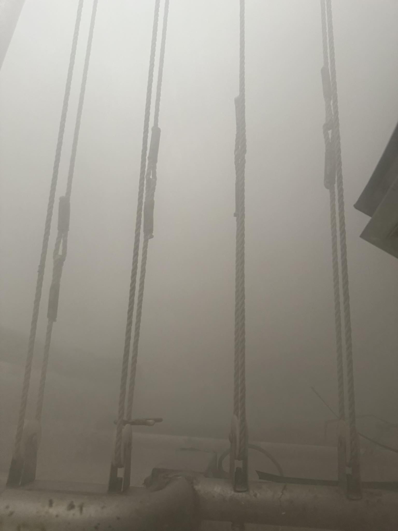 冒出的濃煙完全遮蓋現場附近拍攝人士的視野