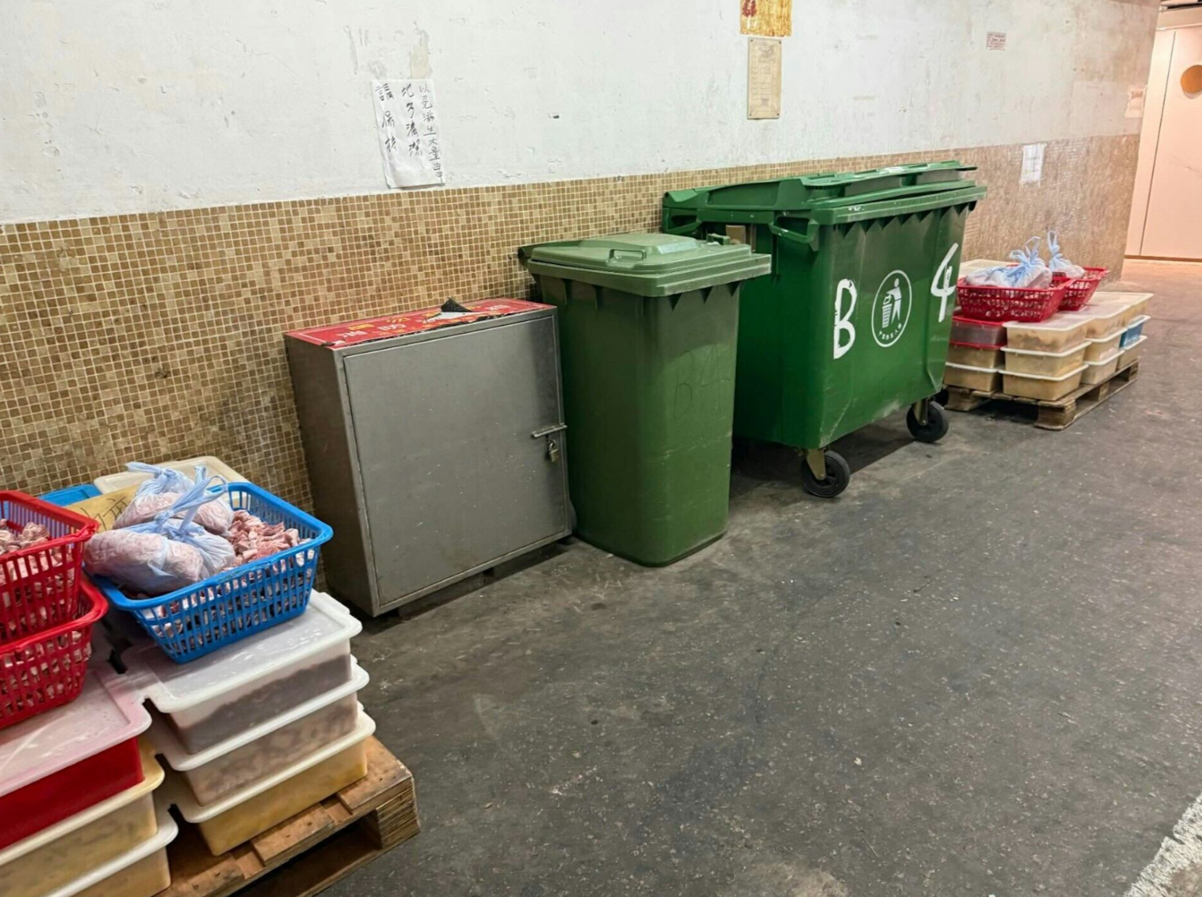 兩餸飯龍頭「權發小廚」工場凍肉放𨋢口引惡臭　店方發公告致歉：管理失職 (Threads)