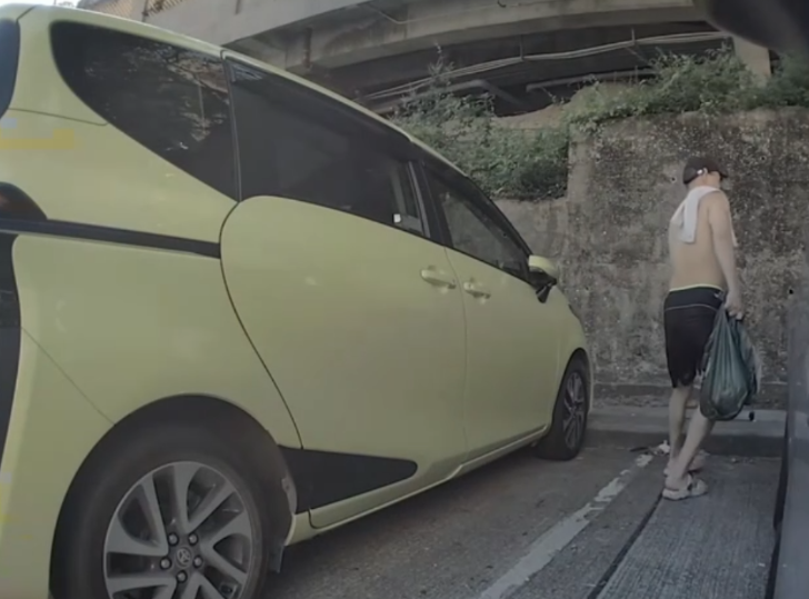 車Cam直擊｜屯門泳灘男子泳灘私家車尾偷小便　車後鏡頭揭荒唐行徑