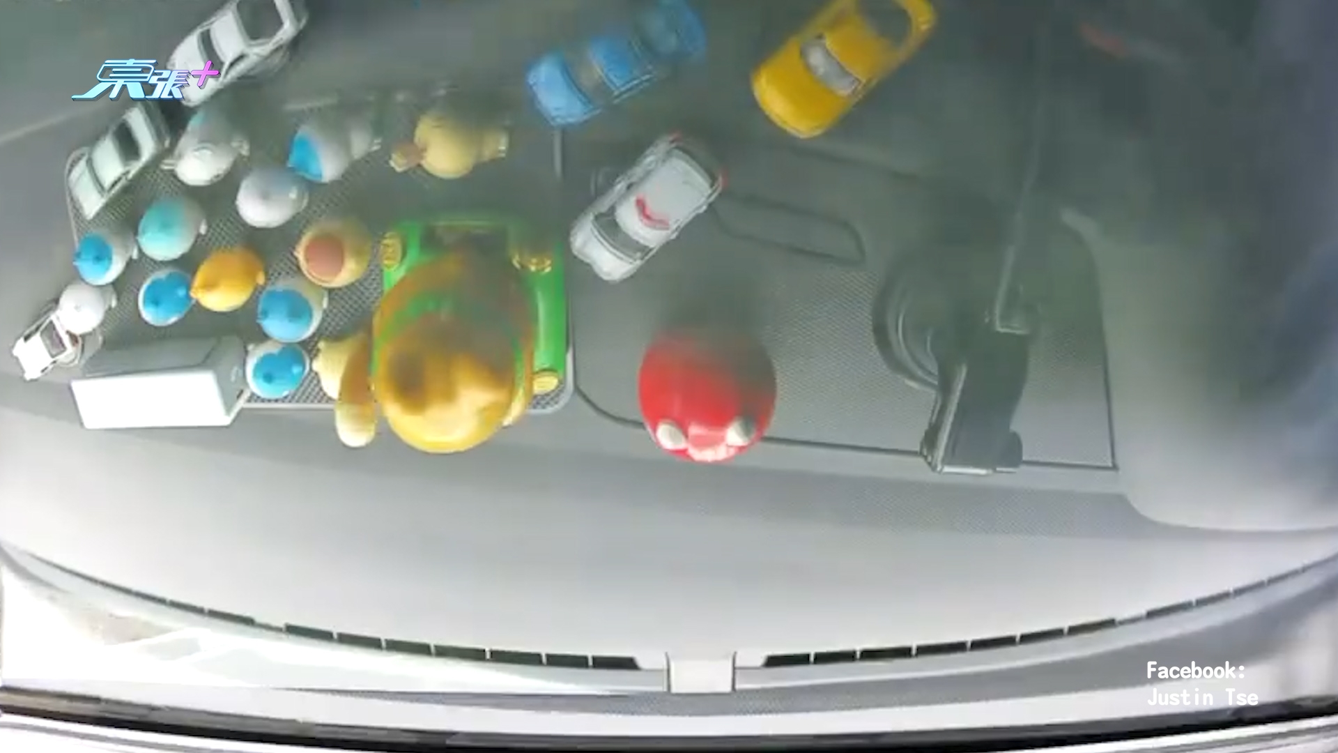 車Cam直擊｜天水圍露天停車場慘被賊仔「偷車罩」，網民：呢啲都好偷。 (FB@Justin Tse)