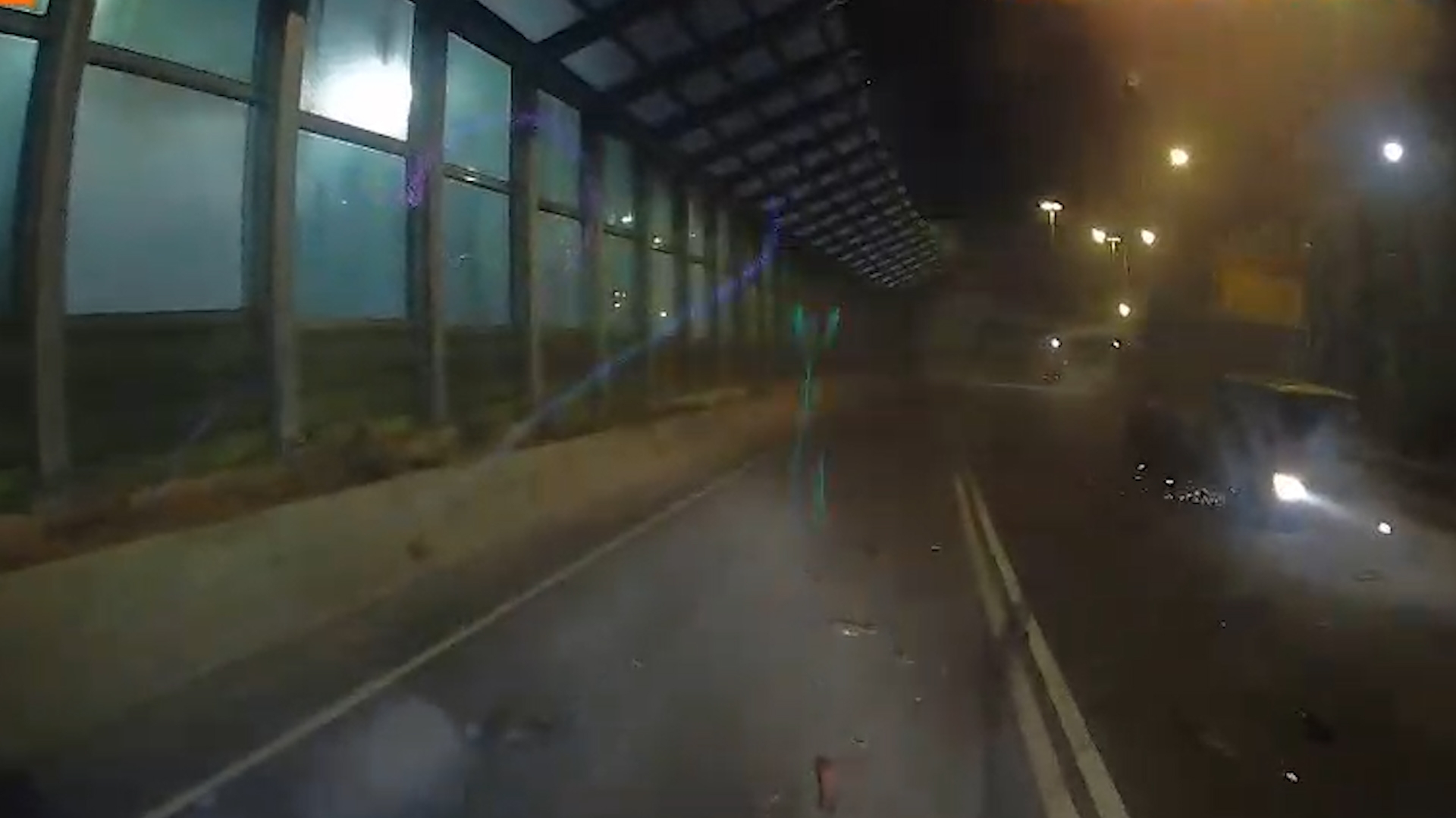 東張獨家報料｜車Cam直擊｜吐露港公路工程車欲爬頭不成撞三角欄　片主：成架車散晒 (東張+影片截圖)　