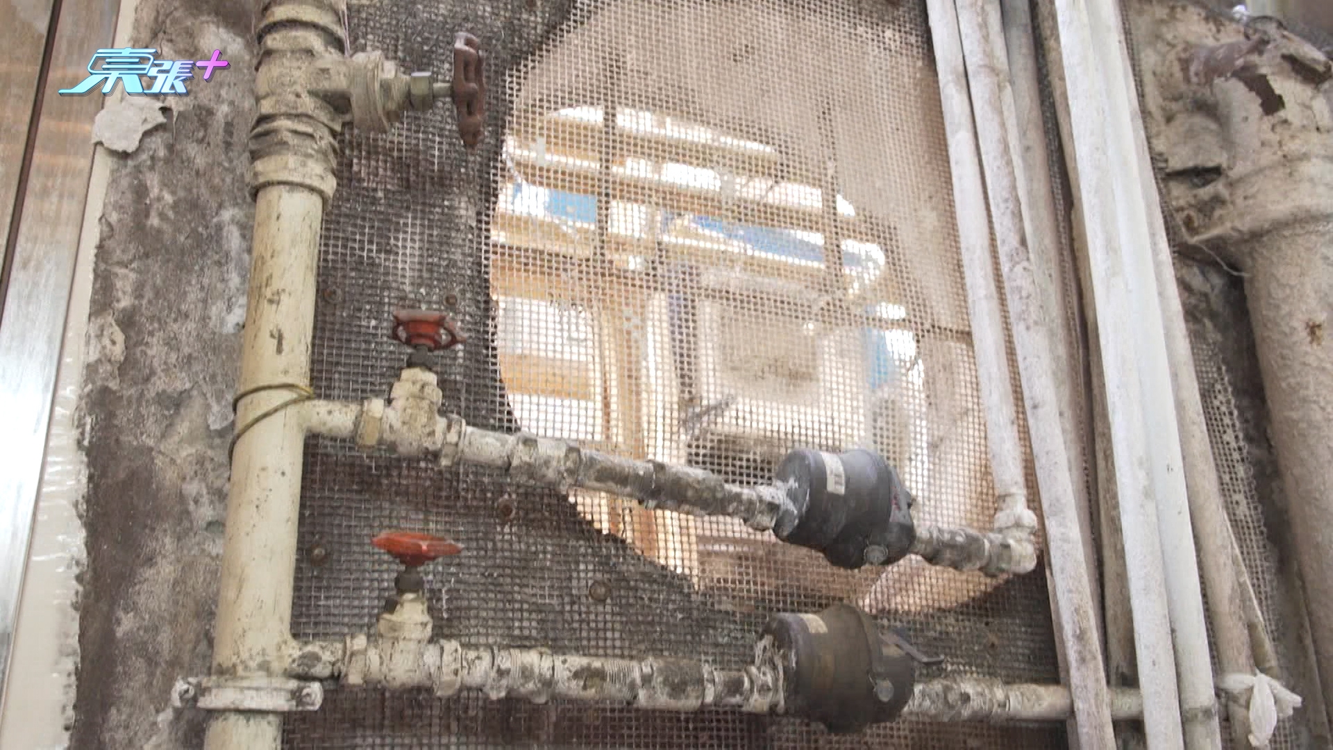 影片可見，洪先生單位的電錶箱已被水浸濕，專家提醒長期受潮可增加漏電風險，更指現時環境「唔適合住」，建議暫時搬離。