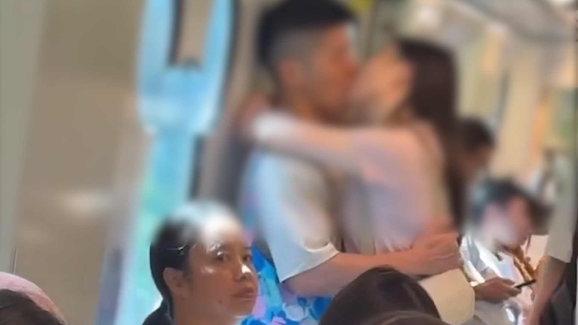 港鐵迪士尼綫車廂情侶忘我激吻全被拍　網民精警回應：帶你進入奇妙世界