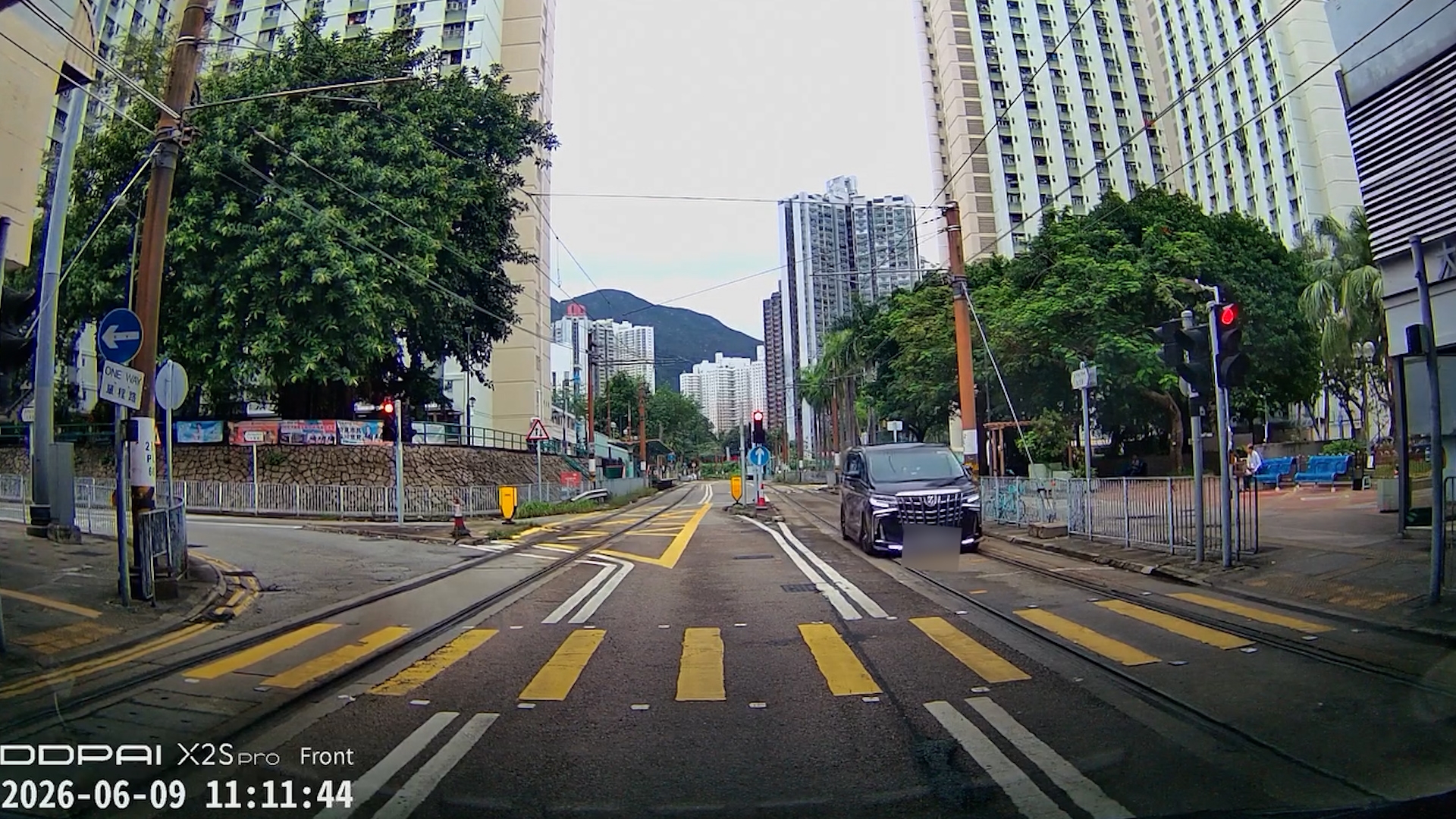 車Cam直擊｜屯門中港車「大地任我行」逆線行駛　仲行入輕鐵路軌被斥：扮新型輕鐵？ （FB＠司車cam L（香港群組））