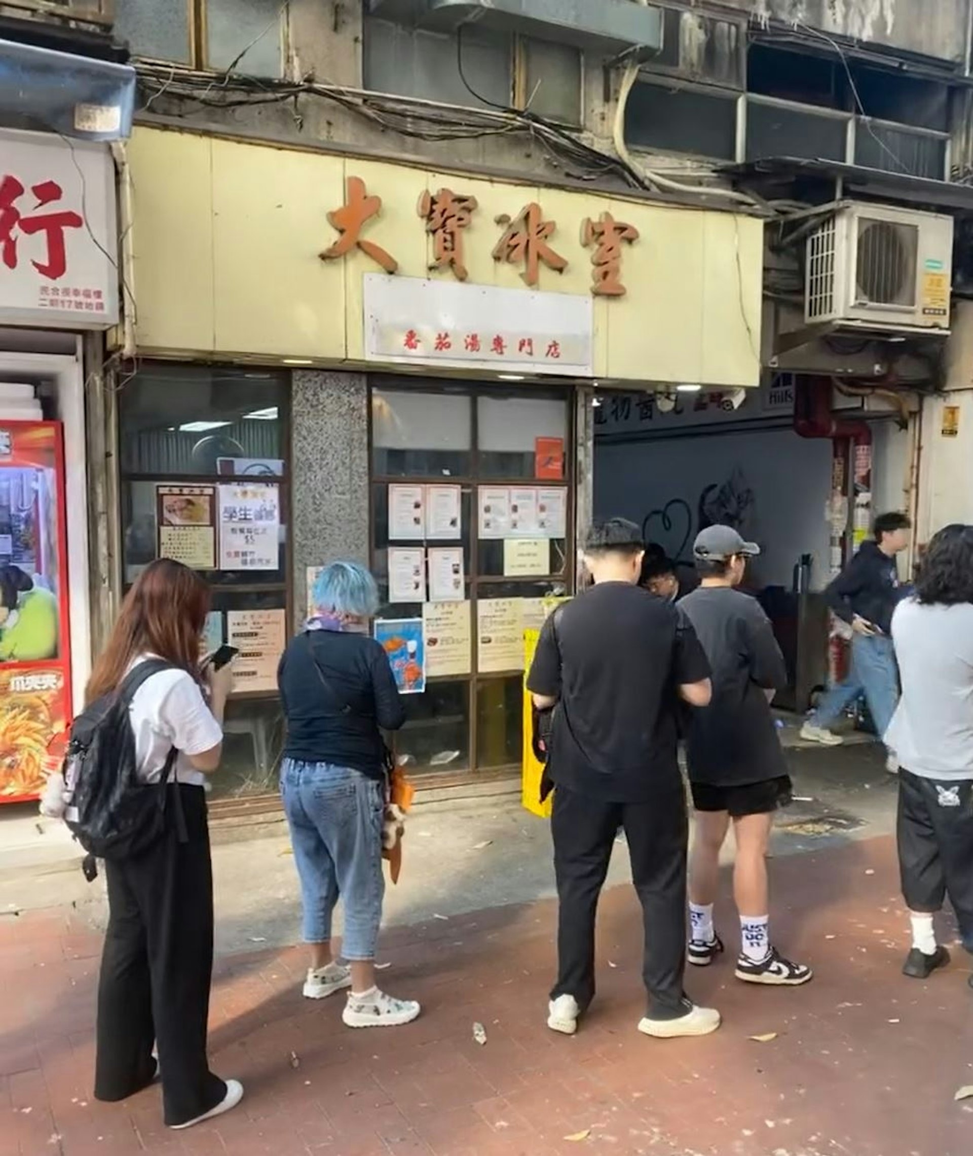 大寶冰室店外大排長龍。（Threads影片截圖／colourmc）