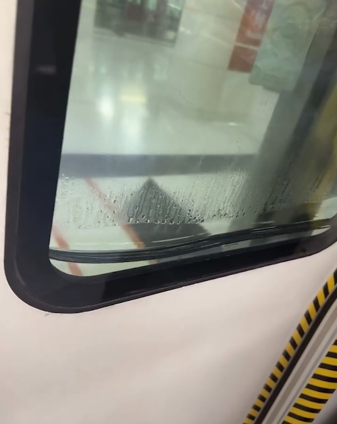 港鐵列車車門變「魚缸」　玻璃夾層內有水　網民：海洋列車登場