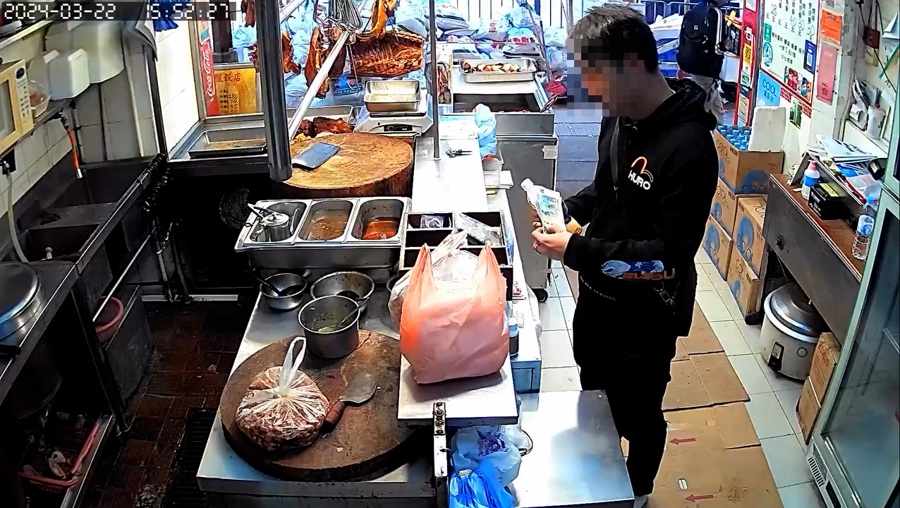 涉事男子入店後四處張望，趁無人為意分數次取走錢箱及抽屜內的現鈔，偷竊全程約45秒。（Threads影片截圖／@skwhowin）