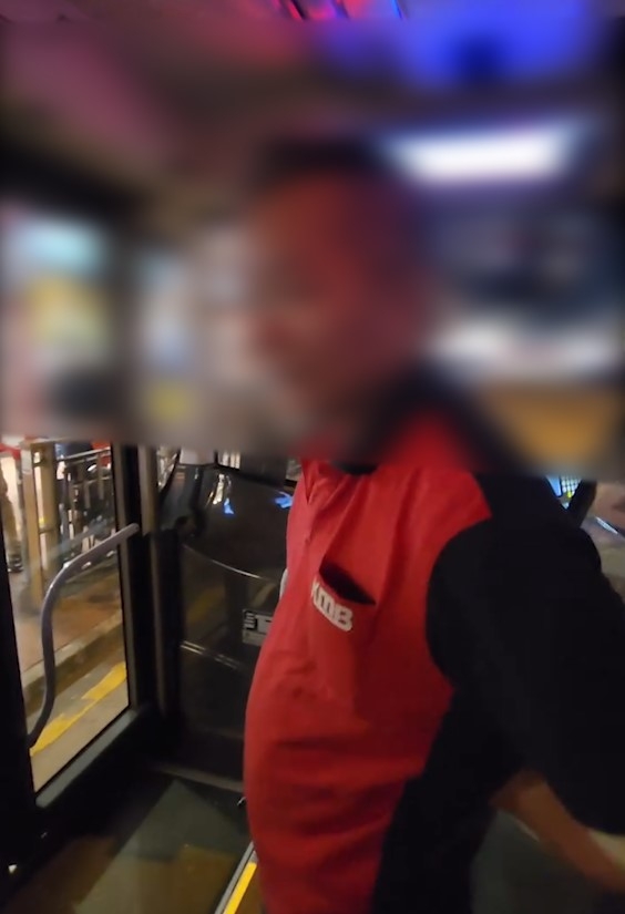 九巴上層女乘客遲落樓梯與司機爆衝突　車長奇招反擊「齊齊被困10分鐘」