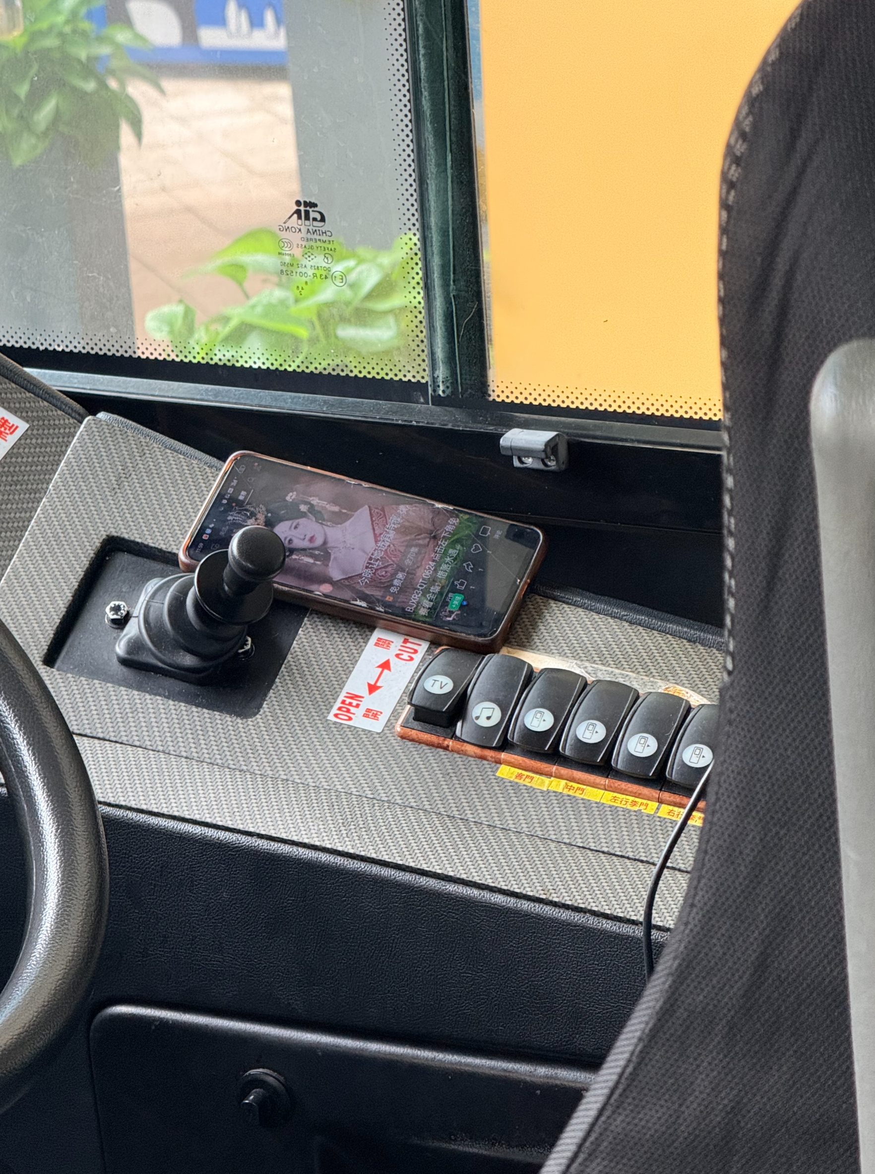 東張西望報料｜一家四口赴珠海長隆遇驚魂車程　旅行巴司機疑全程睇手機抖音　乘客憂釀意外