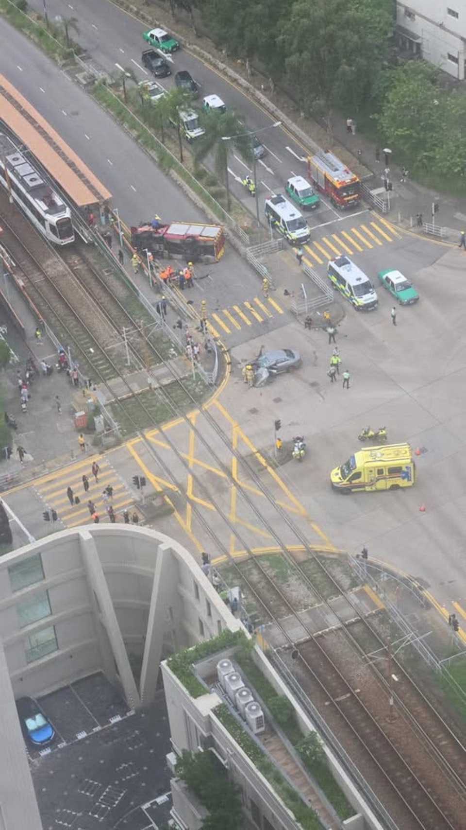 在屯門鳴琴路與石排頭路交界，一輛消防車與一輛私家車相撞，其中消防車更撞至翻側。（Facebook圖片）
