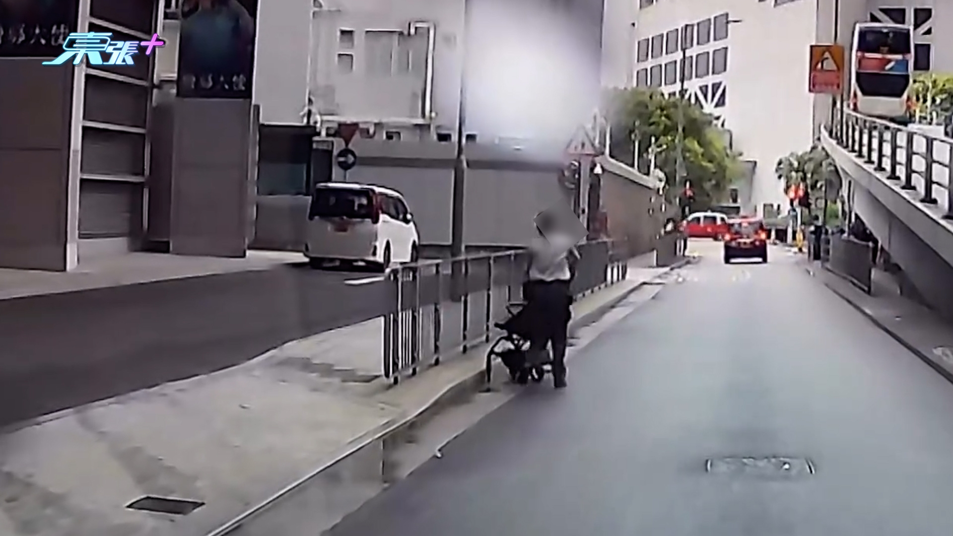 車Cam直擊｜灣仔警總外BB車失控滑出馬路　的士急扭避開　驚險一刻曝光 （FB@車cam L（香港群組）／家寶）