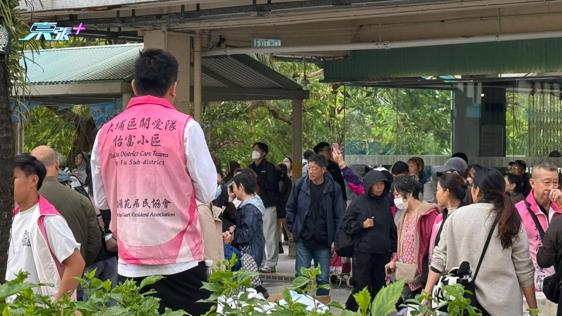 現場義工向捐贈者溫馨提示，指熟食類物資若過量容易變壞。社區愛心湧現的同時，亦展現出理性分配的一面。這場突如其來的災難，映照出社區鄰里間最質樸的溫暖。