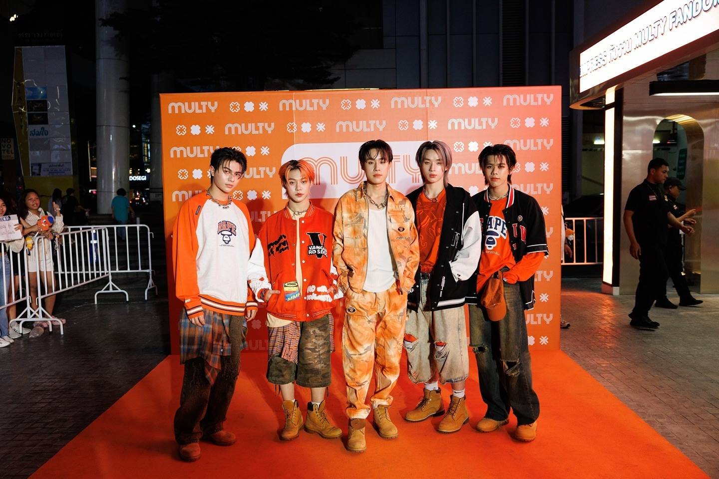 新春花車巡遊｜韓國女團Kep1er及泰國男團LYKN訪港