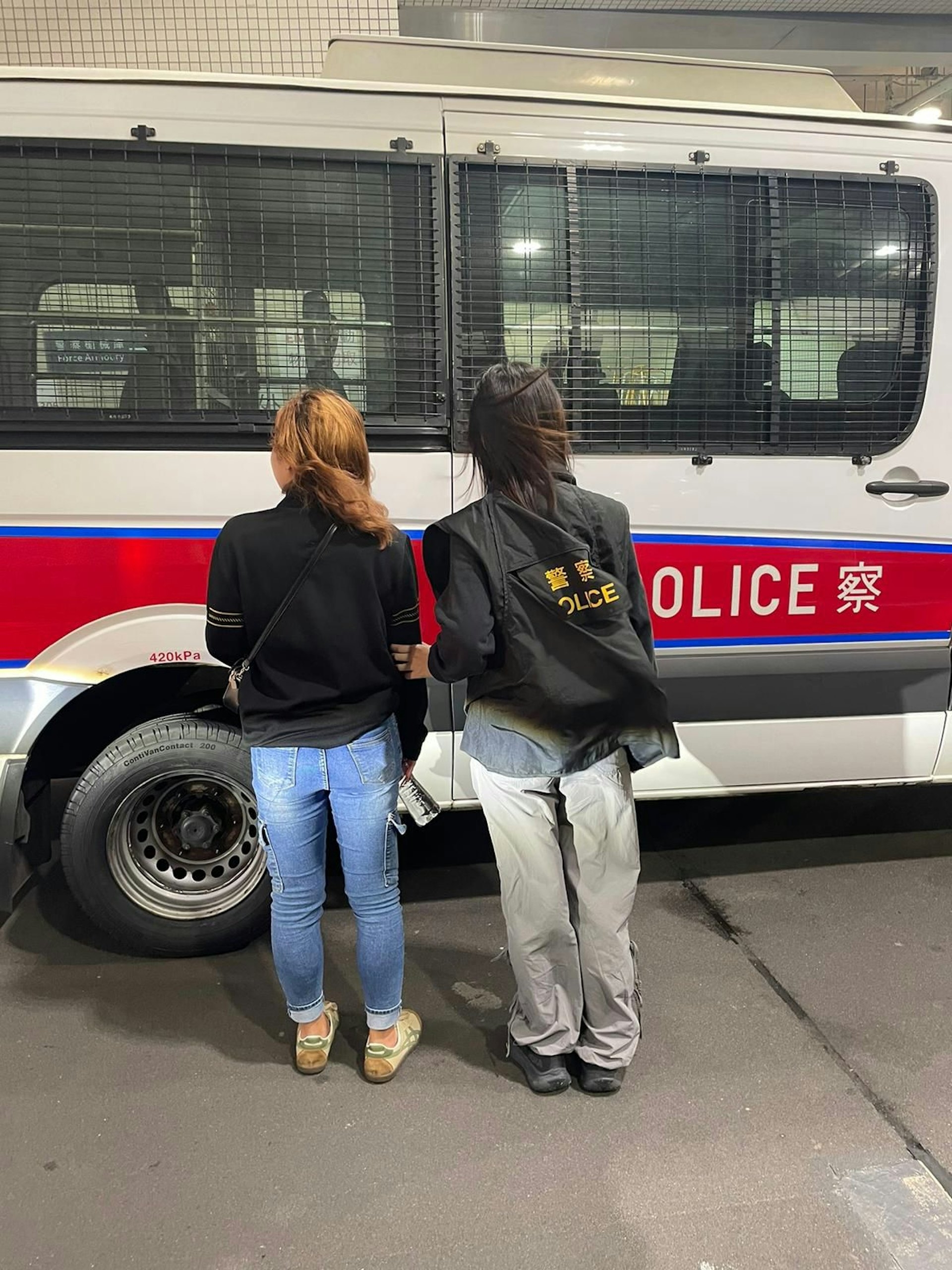 人員於灣仔區一帶拘捕五名女子。（警方圖片）