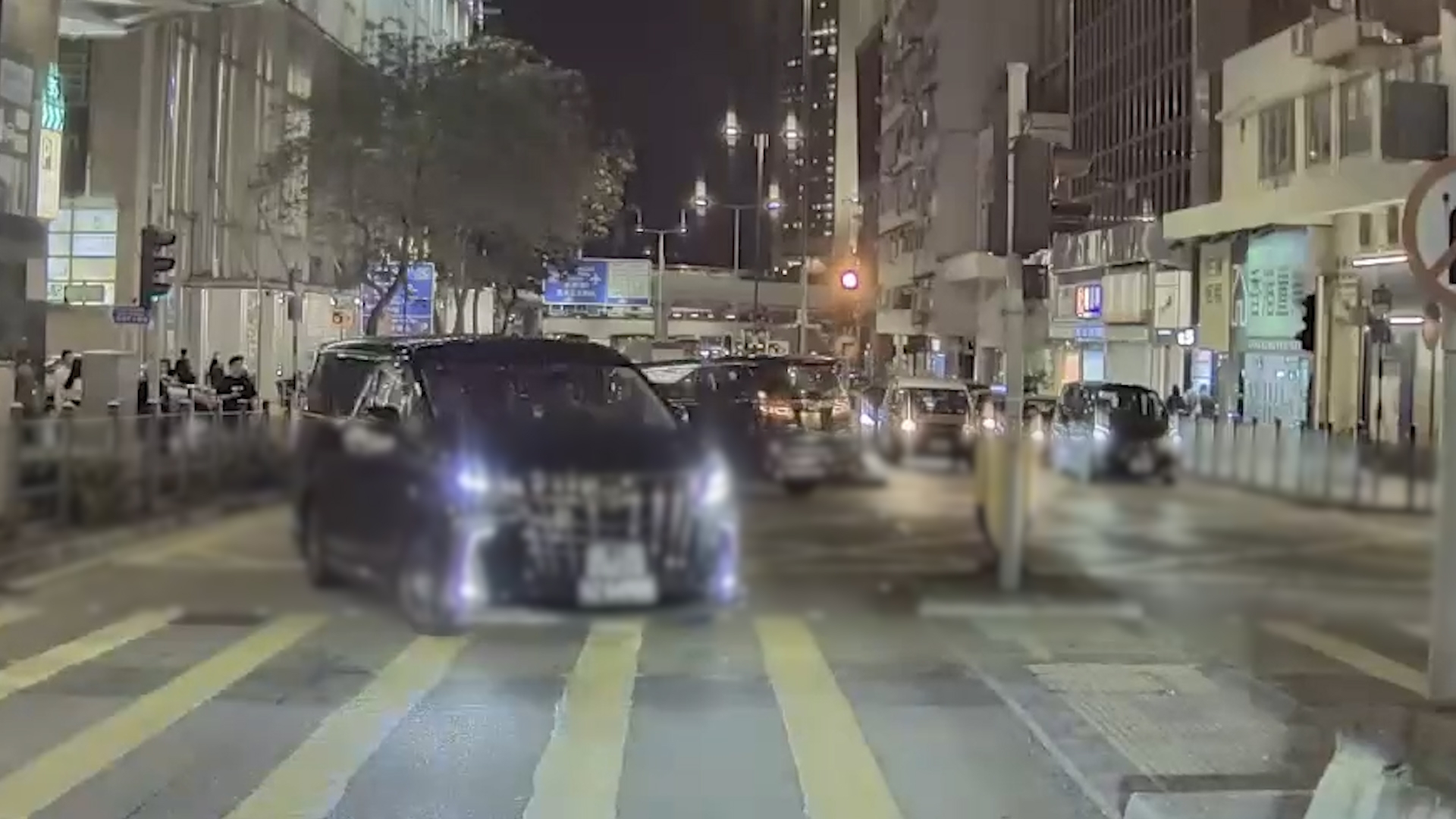 車Cam直擊｜尖沙咀七人車入錯線後逆線　膽大包天越安全島離開