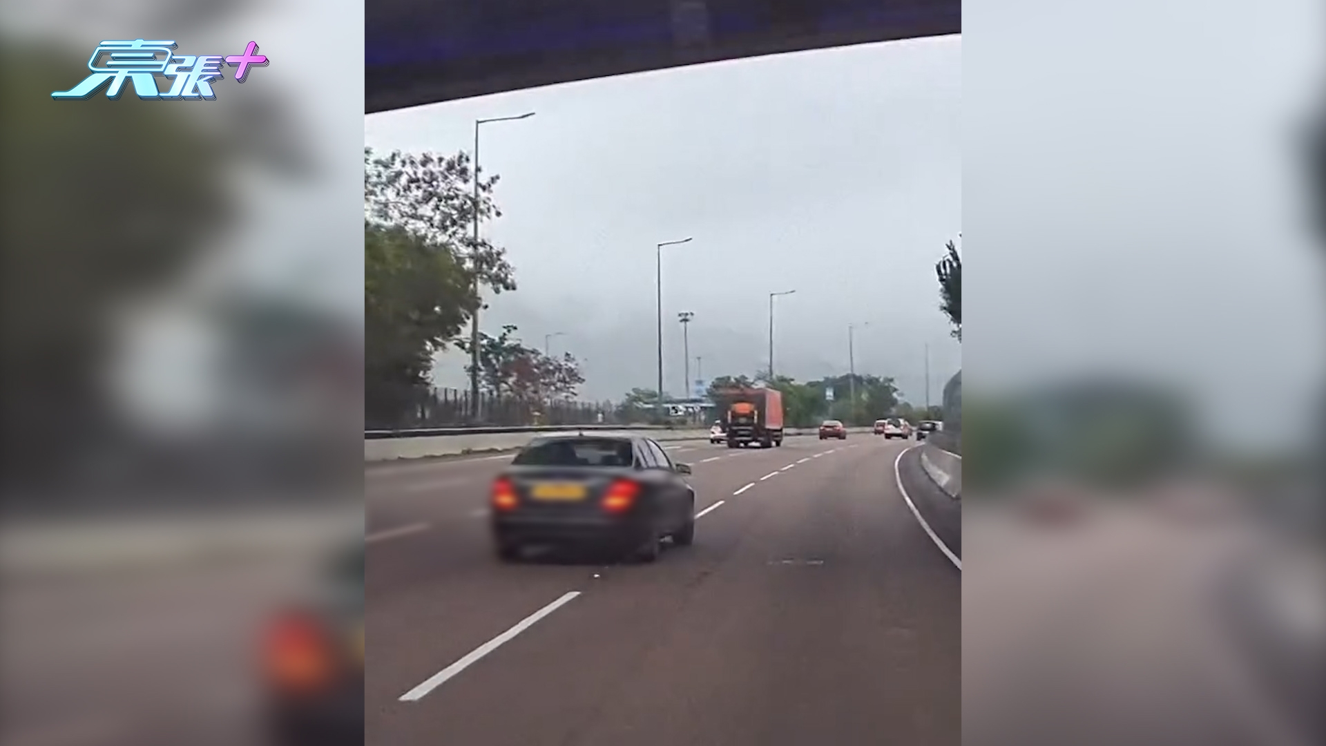 車Cam直擊｜吐露港公路驚現「P牌馬路炸彈」　逆線掉頭再切3線險釀車禍 (FB@車cam L（香港群組）)