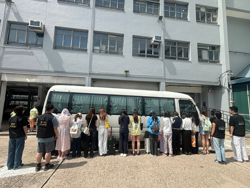 警方聯同入境處展開掃黃行動，拘捕24名女子。（警方圖片）