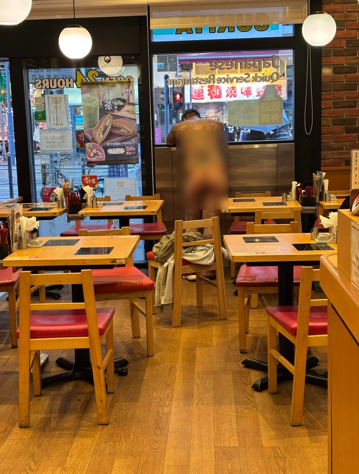 旺角牛肉飯店51歲「紋身裸男」闖入嚇倒食客　警方列發現精神紊亂人士處理 (Threads@neonlitehk)