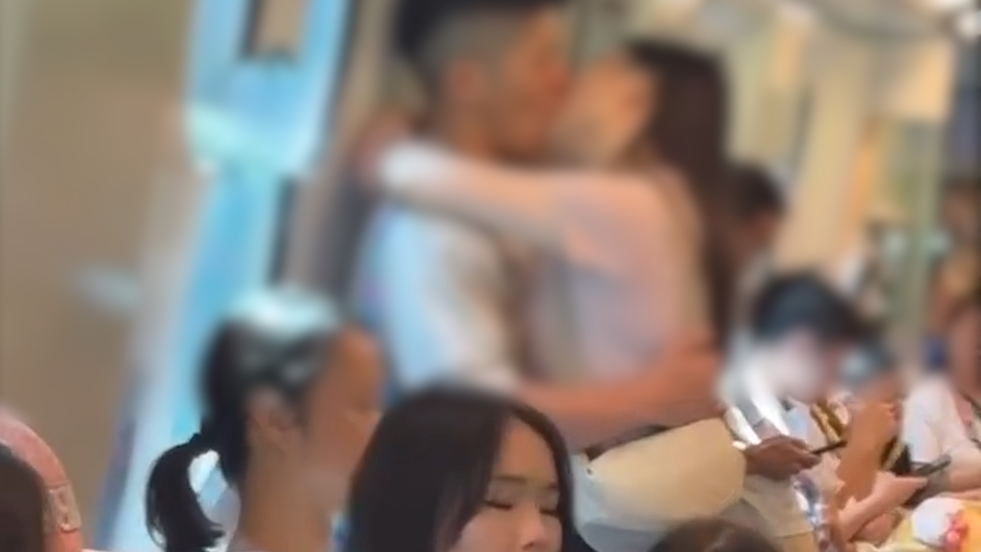 港鐵迪士尼綫車廂情侶忘我激吻全被拍　網民精警回應：帶你進入奇妙世界