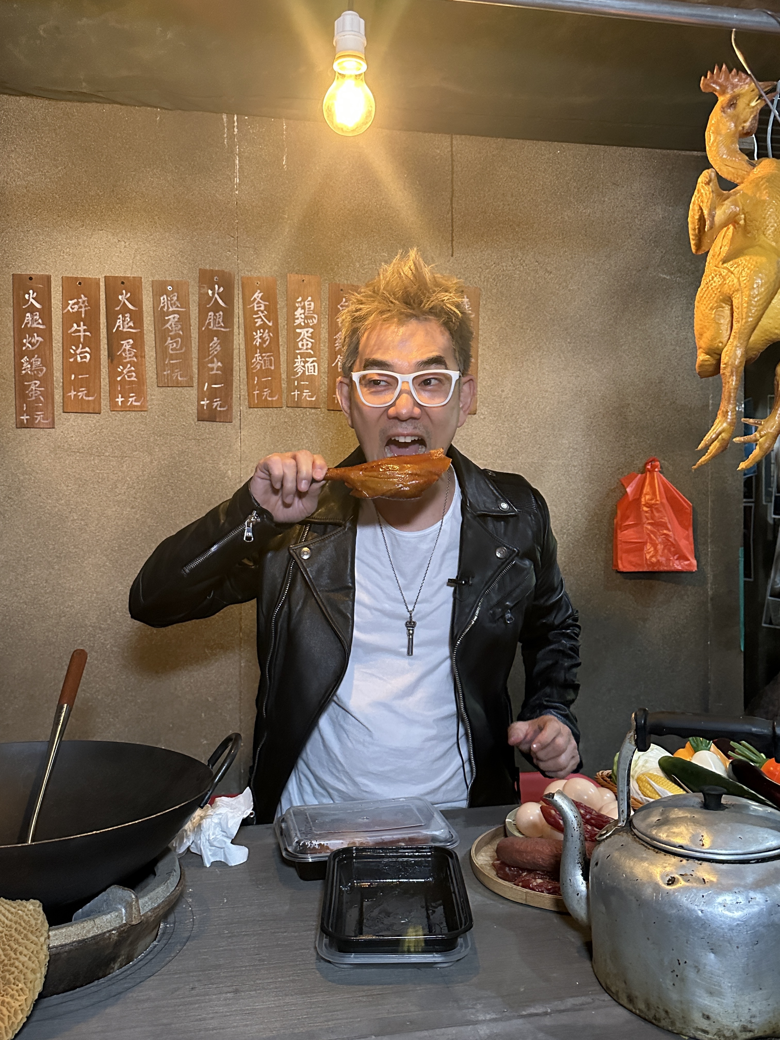 小齊自己帶埋燒鵝髀嚟「巡舖」。