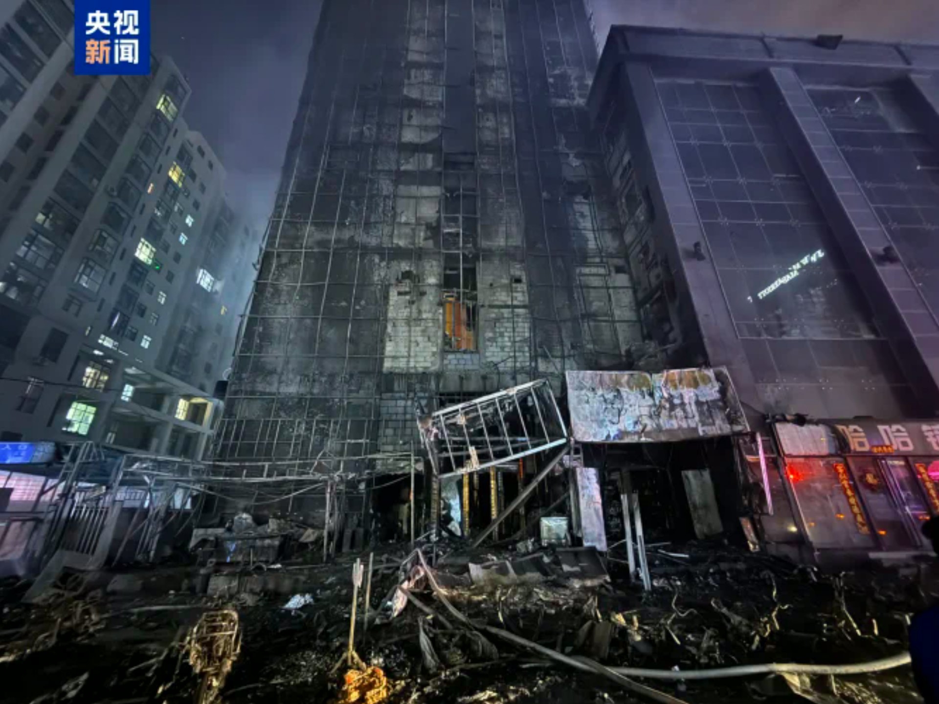 火災過後，大樓外部一片焦黑。（網上圖片）