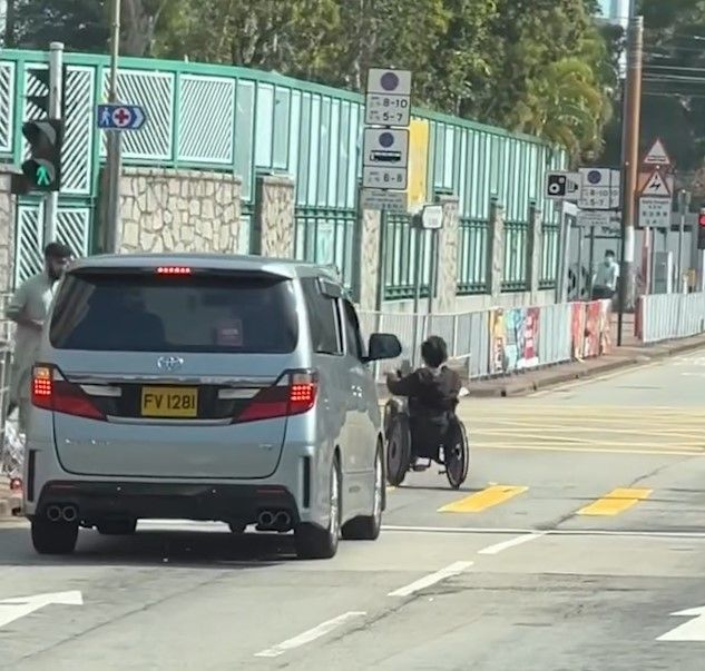 天水圍電動輪椅馬路高速奔馳