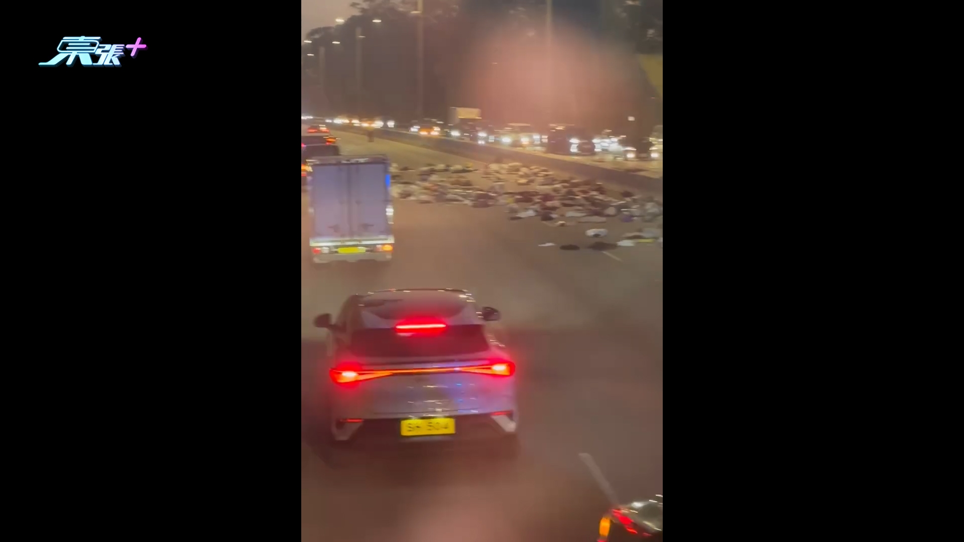 新田公路回收貨車失事衫褲「屍橫遍野」　網民：遠睇以為好多屍體