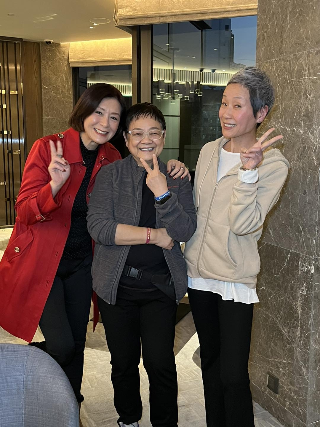 夏文汐由美國回港，相中見夏文汐保養得宜，整個人內而外散發出優雅韻味。