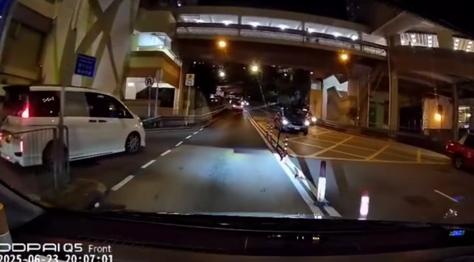 車Cam直擊｜清水灣道驚險一幕 黑裙女衝車陣過馬路 跌倒撞欄跪地嚇親司機