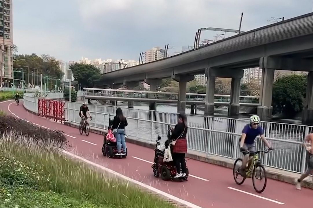有片｜屯門兩電動輪椅單車徑奔馳，後面仲「載客」勁滋悠！