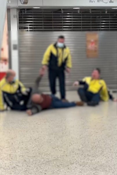 觀塘港鐵站爆4人混戰疑醉酒鬧事