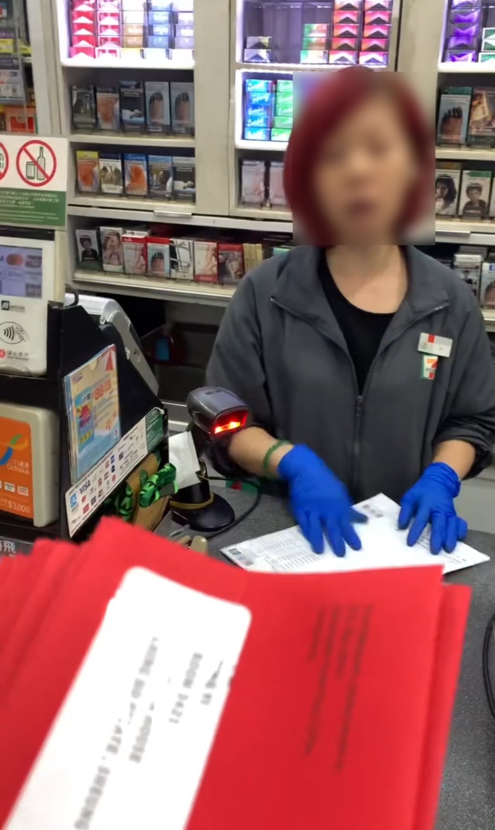 影片拍攝於一間便利商店內，男子情緒激動地揮動手中紅色信封，對著閃避鏡頭的女子連番質問。片中可見男子手持一疊印有「急件」字樣的紅色信封怒斥：「點解釋呀呢樣嘢？你累到我屋企畀人淋紅油呀而家！」