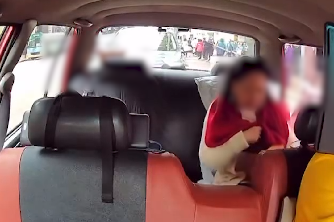 富婆出巡搭的士用「垃圾袋」墊位。(FB@高囂)