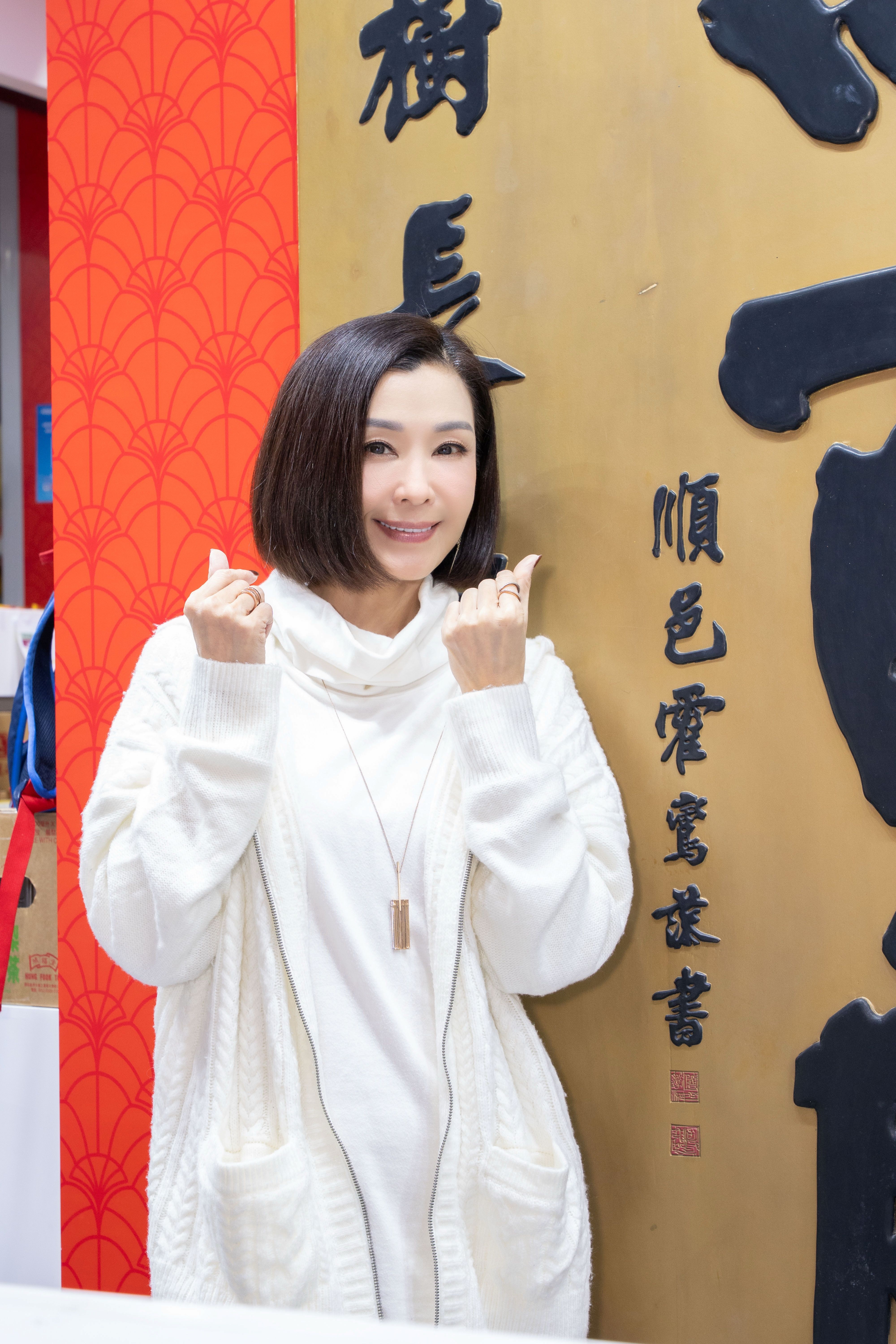伍姑娘工展會任生招牌狂吸Fans 自爆婆仔愛掃貨買足兩車先收手 - 東張+