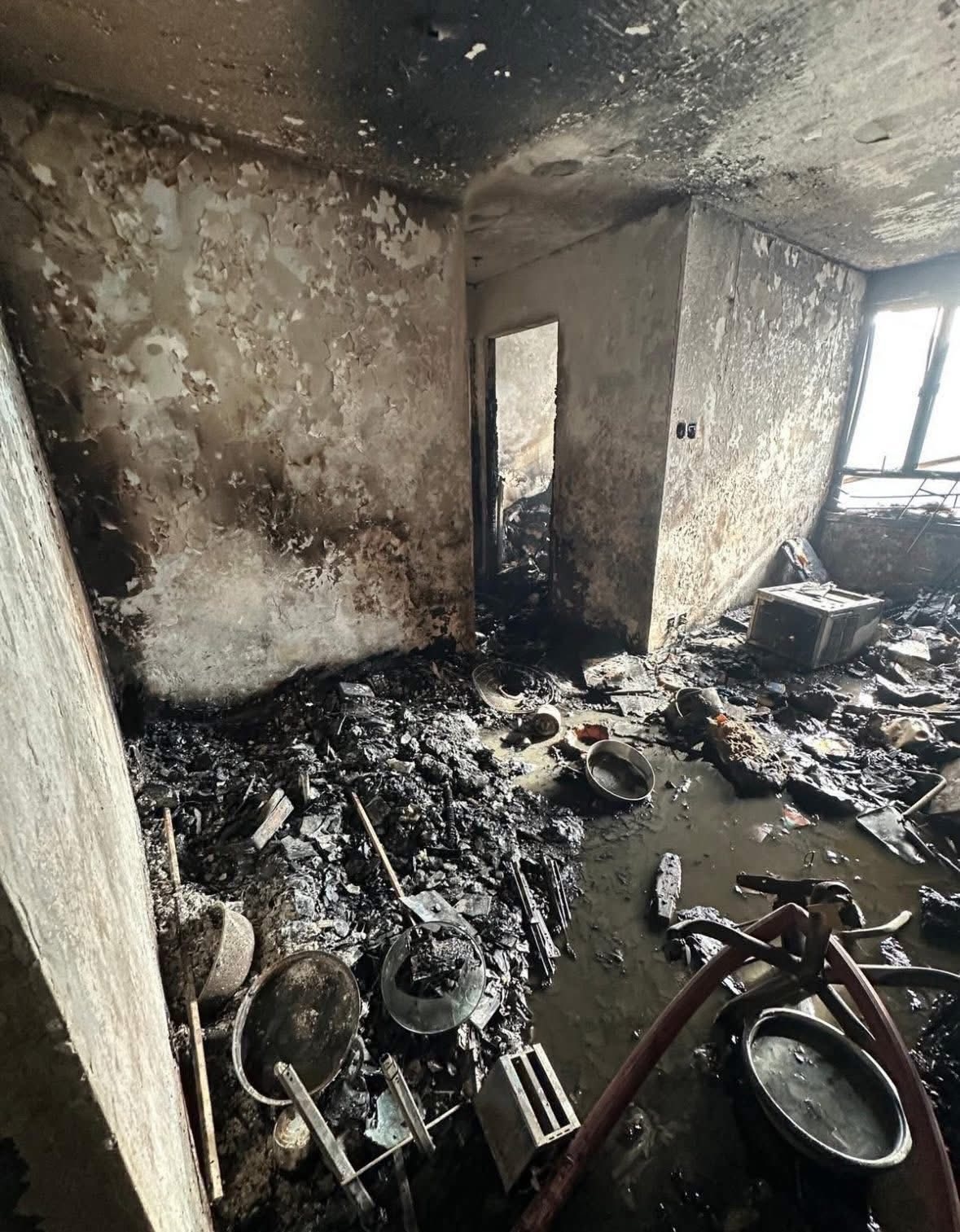 大埔宏福苑五級火｜災後單位慘況大公開，內櫳「甩皮甩骨」慘絕人寰。(FB@Kitty Chau)